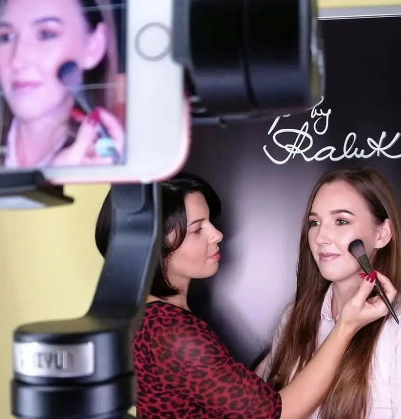 Contact Raluca Leașcu Machiaj eveniment Brasov Curs automachiaj Brasov Machiaj sedinta foto Brasov